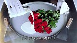 小伙用玫瑰花瓣来炒冰，第一天出摊，3个小时间就买断货了