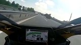 摩托车主高速飙车，时速飙到280，丝毫不在乎自己的安全！