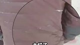 男生看到父亲穿着破旧衣服，与自己轻薄羽绒服形成鲜明对比