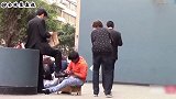 整人恶搞：放屁故意对着人，这人有病吧