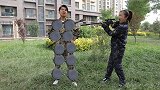 小伙捡到平底锅单挑敌人，1V2轻松淘汰敌人，成功吃鸡！