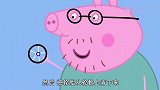 小猪佩奇：猪爸爸在给佩奇修自行车，佩奇没的玩了，好着急啊