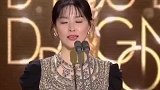 48岁李英爱现身孩子学校引轰动，喧宾夺主成主角，家长皆是粉丝