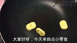 今天做了雪花酥和咸蛋黄小饼干，可以邮寄的小零食！