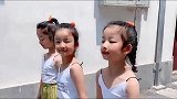 路上偶遇三胞胎姐妹，马路边上的老奶奶笑的合不拢嘴，长的真俊啊