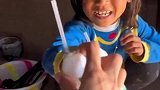 彝族女孩来回徒步4小时，邀请支教老师去家里过彝族年！
