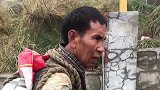 实拍峨眉山背石工，一公里才15元，大哥实在走不动了站着休息一