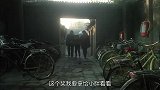 李连杰当众被警察拷走，这下够邻居议论的了