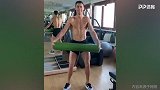罗三岁你真皮 健身房大秀甩臀舞