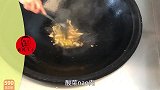 农民王小：铁锅猪肉炖酸菜，土豆做法亮了，老爸抬杠婆媳笑怼