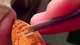 最牛手艺人在果核上雕刻，窗户都能打开
