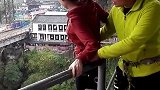 姑娘真的太勇敢了，竟然敢去蹦极，好想保护她！