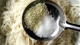 面条最新吃法、又可以当零食