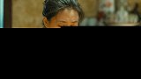 女孩父母意外去世，姑姑却想尽办法霸占遗产，心酸