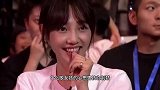 岳云鹏说相声魅力四射，台下白百合化身粉丝，满脸的崇拜