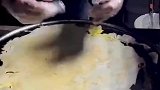 小伙卖煎饼屡次翻车被烫手引女子爆笑