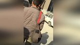 爆新鲜-20161106-西安街头：女衣女子遭俩妇女殴打辱骂称其破坏家庭