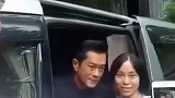 古仔露出车窗，众美女粉丝纷纷上前合影
