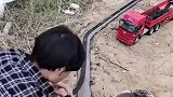 火车模型升级了，不仅轨道和火车，还加了大货车！