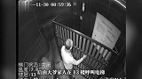 大爷搬铁架子进电梯，不料和电梯按键隔开，把自己关“禁闭”了