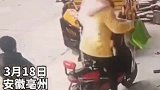 孩子滑下车妈妈浑然不知就骑走了！心疼追车男孩一秒钟搞笑