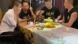 竹竿兄洪小洁在外游玩