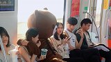 这样撩小姐姐让旁边的帅哥是羡慕又嫉妒呀