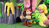 迪士尼公主玩具：苏菲亚公主和安柏公主花园里爬石头欣赏花朵