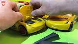 展示大小不同的赛车总动员汽车玩具