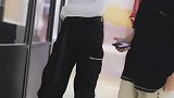 拍到俩个小姐姐小姐姐，这笑容，28岁以上的男生都喜欢吧