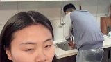 妻子拍下丈夫刷碗的迷惑行为