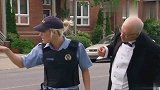 小伙试穿新衣胸毛被拉链卡住强行脱衣被扯下一大块，结局太逗了