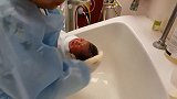 来看看美国医院如何给新生儿洗头，每一个细节都做的很到位！