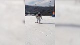 硬核滑雪！网友COS高达享受冰雪运动魅力
