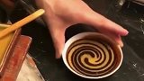 吃北京烤鸭的仪式感，刚开始还以为是卡布奇诺，结果是在调麻酱