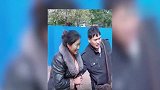 大衣哥朱之文被老婆强行拽回家怒变脸，村里几十台手机直播两人