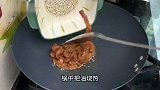 常吃木耳好处多，这道木耳炒肉丝我家经常做，香辣脆爽很好吃