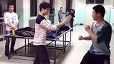 咏春vs散打，武校学生相互切磋，手势一亮胜败已分