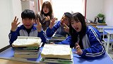 学生抱怨寒假作业太多，老师讲一个故事，竟又加了三本寒假作业