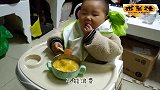爸爸让1岁宝宝自己吃饭，小家伙越吃越委屈，被教训后摔勺子抗议