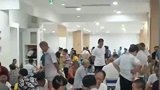 大爷大妈超市蹭空调，抽烟打牌聊天