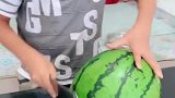 老母亲要吃西瓜味棒棒糖，看袖珍小伙想出了什么办法，太有才了