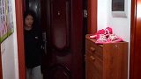 小姐姐穿了拖地鞋套之后的搞笑操作！