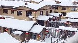 大雪覆盖整个村庄，如童话世界一样迷人。