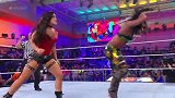 NXT第643期：一膝盖击飞！曼迪躲过安柏坠击 转身奔跑飞膝送走对手