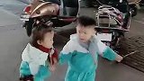 双胞胎想法不一致的时候，看谁斗过谁，这一幕笑死我了