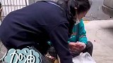 老人收假钱大哭，路过大姐暖心相助