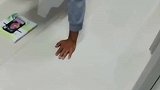 女友开视频监督男友锻炼，男生边做俯卧撑边亲亲