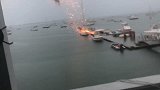 游艇遭雷电击中引发爆炸 火光沿着桅杆向上燃烧