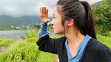古灵精怪小云朵，湖中捞鱼显身手，香辣烤鱼把人馋坏了